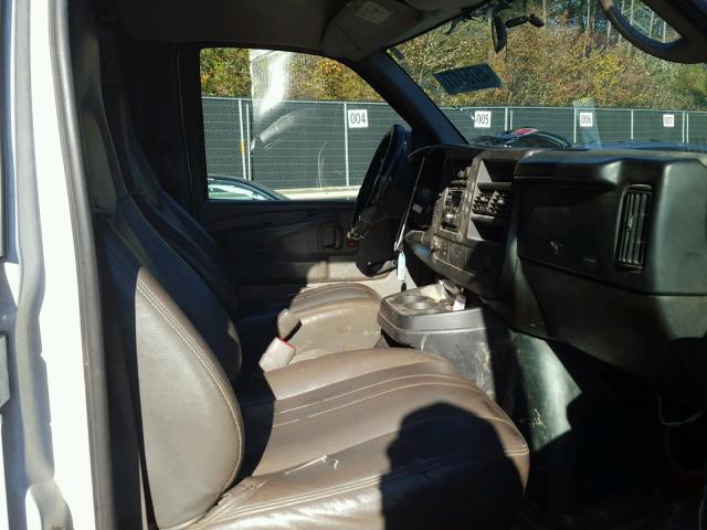 1GCGG25C581173799 - 2008 CHEVROLET EXPRESS G2 WHITE photo 5