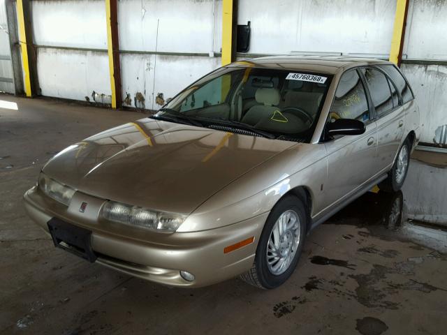 1G8ZK8277WZ145304 - 1998 SATURN SW2 GOLD photo 2