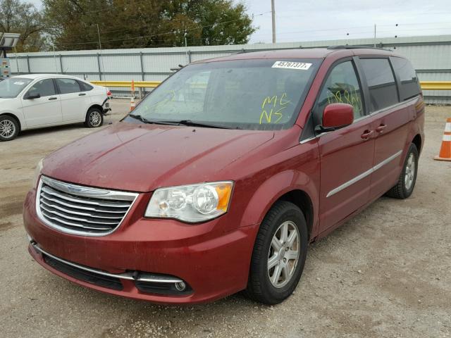 2C4RC1BG5CR212689 - 2012 CHRYSLER TOWN & COU RED photo 2