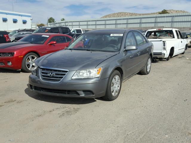 5NPET4AC0AH631879 - 2010 HYUNDAI SONATA GRAY photo 2