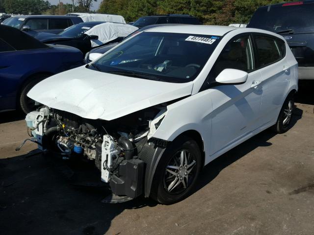 KMHCT5AE0GU253975 - 2016 HYUNDAI ACCENT SE WHITE photo 2