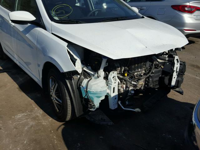 KMHCT5AE0GU253975 - 2016 HYUNDAI ACCENT SE WHITE photo 9