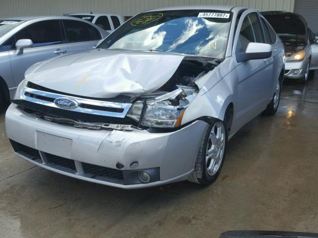 1FAHP36N59W215604 - 2009 FORD FOCUS SILVER photo 2