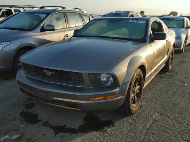 1ZVFT80N155155367 - 2005 FORD MUSTANG GRAY photo 2