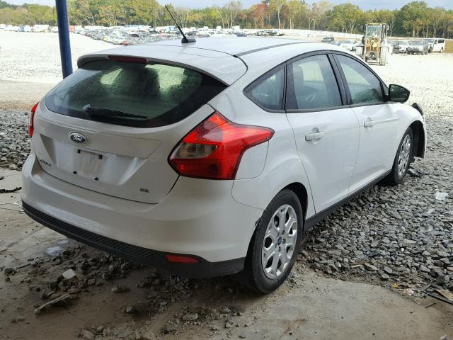 1FAHP3K27CL172257 - 2012 FORD FOCUS SE WHITE photo 4