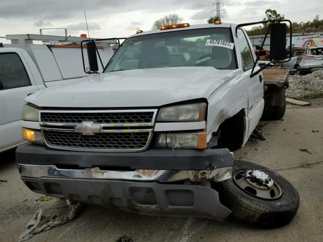 1GBJC34U55E257356 - 2005 CHEVROLET SILVERADO WHITE photo 2