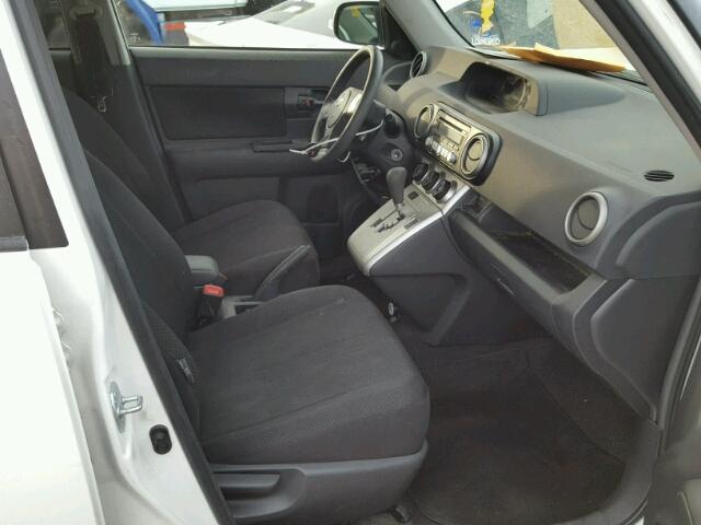 JTLKE50E391063608 - 2009 TOYOTA SCION XB WHITE photo 5