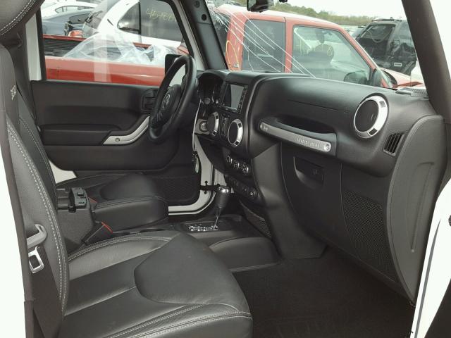 1C4HJWEG0GL123136 - 2016 JEEP WRANGLER U WHITE photo 5