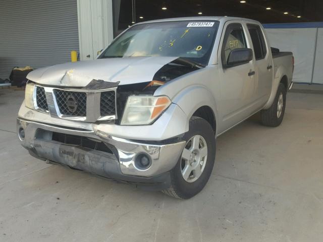 1N6AD07U55C427677 - 2005 NISSAN FRONTIER C SILVER photo 2