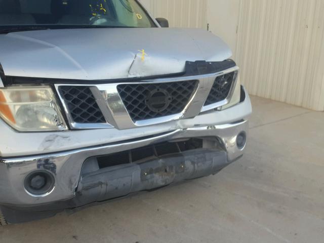 1N6AD07U55C427677 - 2005 NISSAN FRONTIER C SILVER photo 9