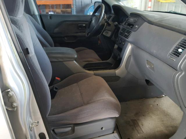 2HKYF18135H551893 - 2005 HONDA PILOT LX GRAY photo 5