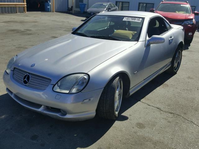 WDBKK65F81F228117 - 2001 MERCEDES-BENZ SLK 320 SILVER photo 2