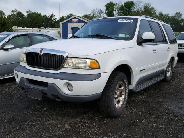 5LMPU28L3WLJ34630 - 1998 LINCOLN NAVIGATOR Ақ фото 2