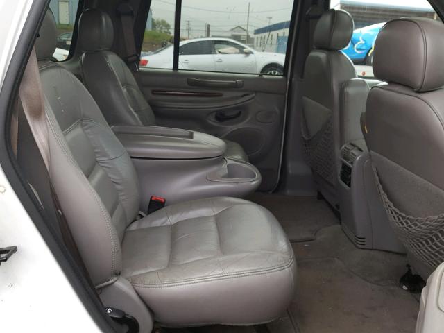 5LMPU28L3WLJ34630 - 1998 LINCOLN NAVIGATOR Ақ фото 6