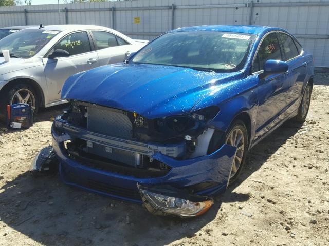 3FA6P0H73HR402877 - 2017 FORD FUSION SE BLUE photo 2