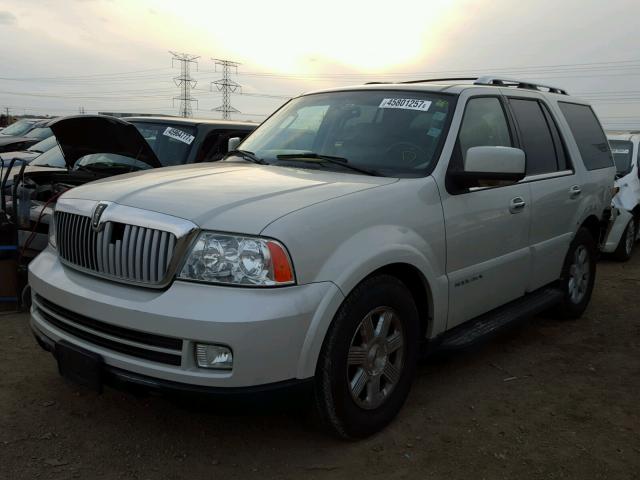 5LMFU28575LJ19642 - 2005 LINCOLN NAVIGATOR WHITE photo 2