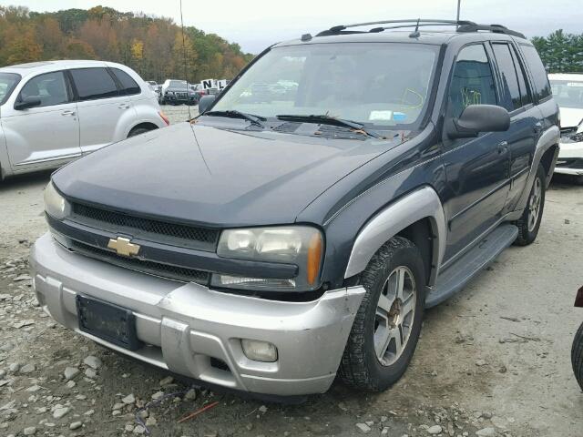 1GNDT13S852292155 - 2005 CHEVROLET TRAILBLAZE GRAY photo 2