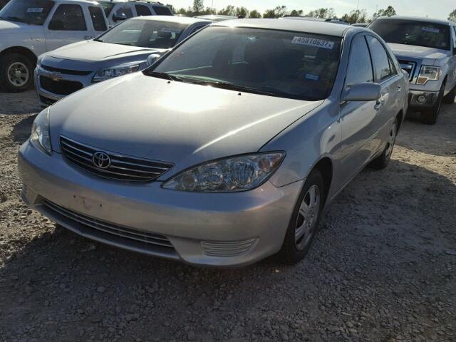 4T1BE32K05U033795 - 2005 TOYOTA CAMRY LE SILVER photo 2