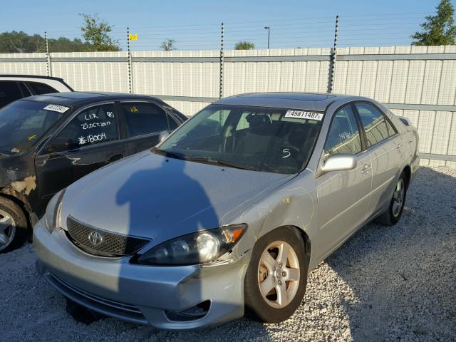 4T1BE32KX5U606993 - 2005 TOYOTA CAMRY LE SILVER photo 2