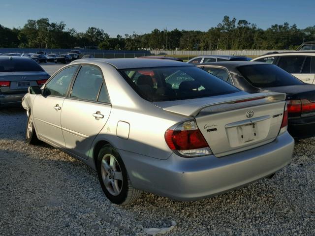 4T1BE32KX5U606993 - 2005 TOYOTA CAMRY LE SILVER photo 3