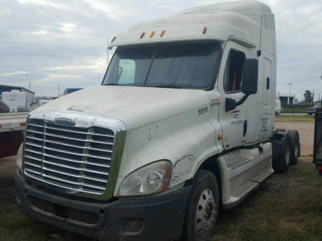 1FUJGLDR6CSBF5016 - 2012 FREIGHTLINER CASCADIA 1 WHITE photo 2