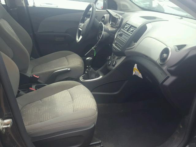 1G1JB5SH1E4239127 - 2014 CHEVROLET SONIC LS 灰色 照片 5