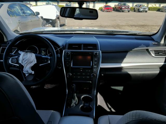 4T1BF1FK0GU153174 - 2016 TOYOTA CAMRY LE SILVER photo 9