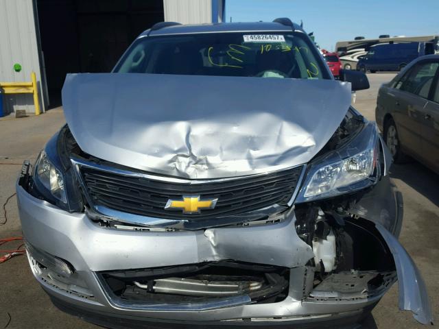 1GNKRFKD2FJ164149 - 2015 CHEVROLET TRAVERSE L SILVER photo 7