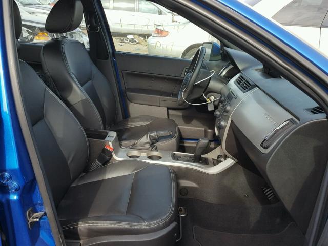 1FAHP3GN0AW214024 - 2010 FORD FOCUS BLUE photo 5