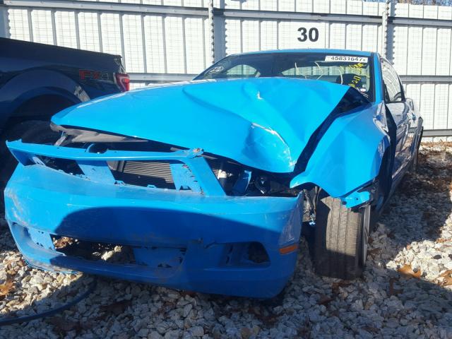 1ZVBP8AN2A5154403 - 2010 FORD MUSTANG BLUE photo 2