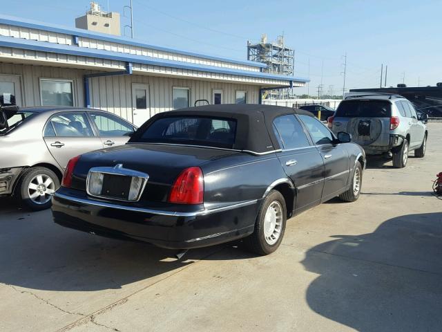 1LNHM81W7XY641811 - 1999 LINCOLN TOWN CAR E BLACK photo 4