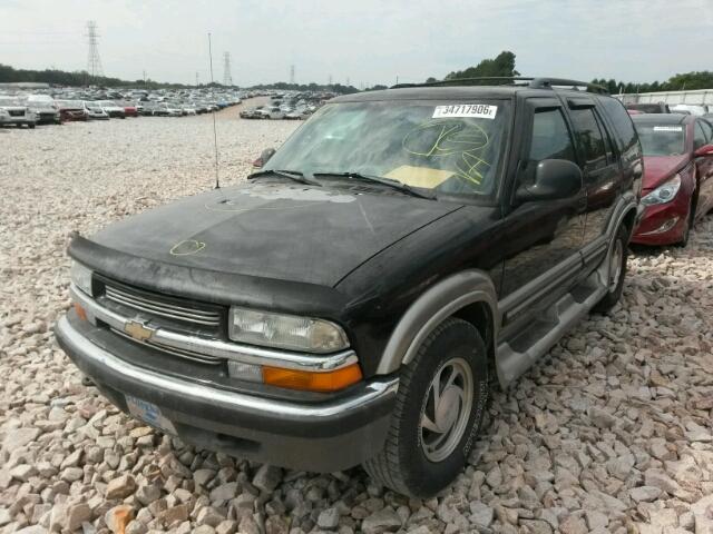 1GNDT13W6W2182080 - 1998 CHEVROLET BLAZER BLACK photo 2