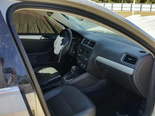 3VWDP7AJ4DM237037 - 2013 VOLKSWAGEN JETTA SE 金色 照片 5