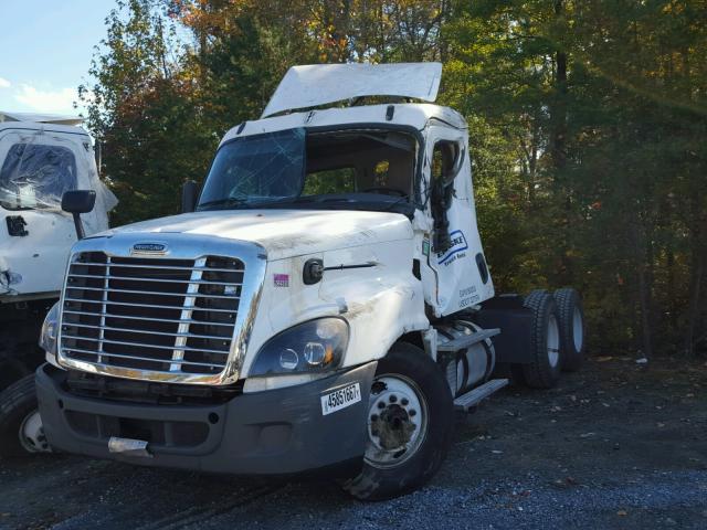 1FUJGEDVXGLGW5785 - 2016 FREIGHTLINER CASCADIA 1 WHITE photo 2