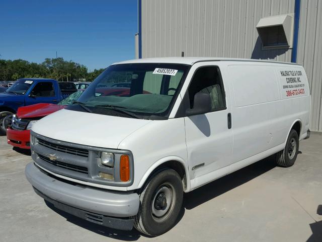 1GCFG29M021116612 - 2002 CHEVROLET EXPRESS G2 WHITE photo 2