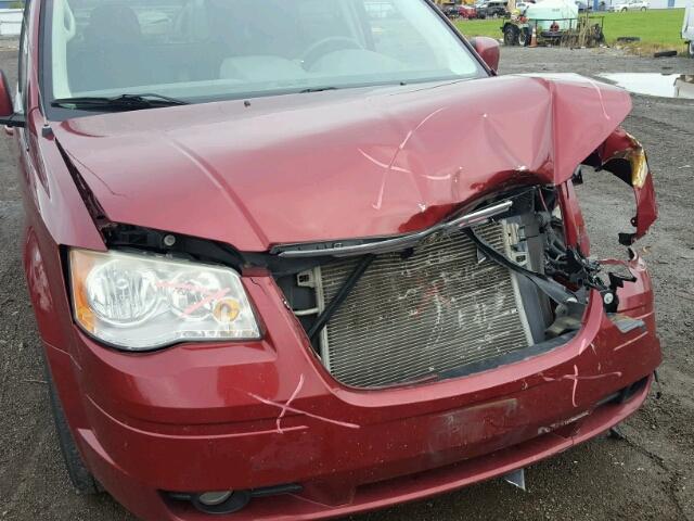 2A4RR5D15AR319408 - 2010 CHRYSLER TOWN & COU RED photo 9