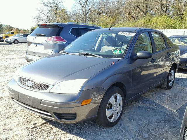 1FAFP34N26W250770 - 2006 FORD FOCUS ZX4 GRAY photo 2