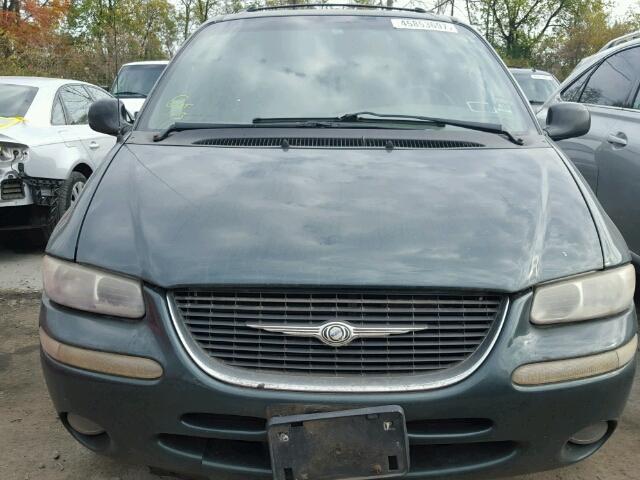 1C4GP64L5YB643896 - 2000 CHRYSLER TOWN & COU GREEN photo 9