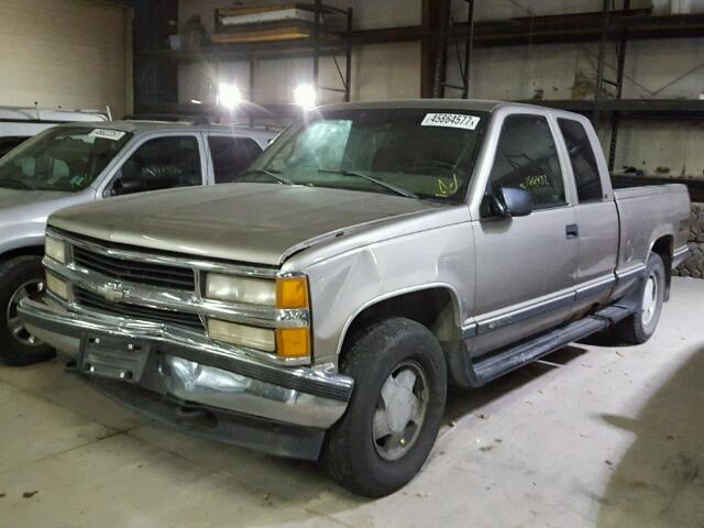 1GCEK19R5WR153940 - 1998 CHEVROLET GMT-400 K1 BEIGE photo 2