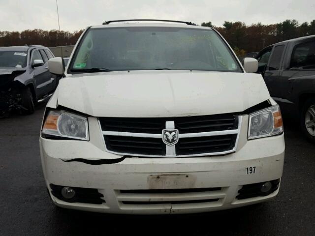 2D4RN5D15AR317999 - 2010 DODGE GRAND CARA WHITE photo 9