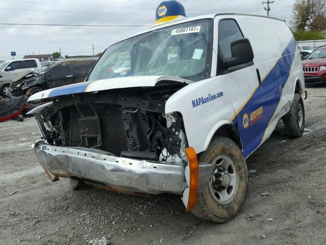 1GCZGFBA2A1181528 - 2010 CHEVROLET EXPRESS G2 WHITE photo 2