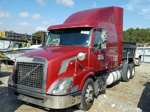 4V4NC9GH75N388730 - 2005 VOLVO VN VNL RED photo 2