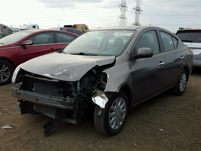 3N1CN7APXEK456271 - 2014 NISSAN VERSA S GRAY photo 2