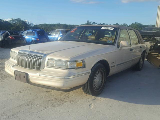 1LNLM82W0TY655214 - 1996 LINCOLN TOWN CAR BEIGE photo 2