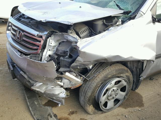 5FNYF4H20FB067075 - 2015 HONDA PILOT LX SILVER photo 9