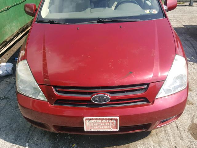 KNDMB233376108729 - 2007 KIA SEDONA EX RED photo 7