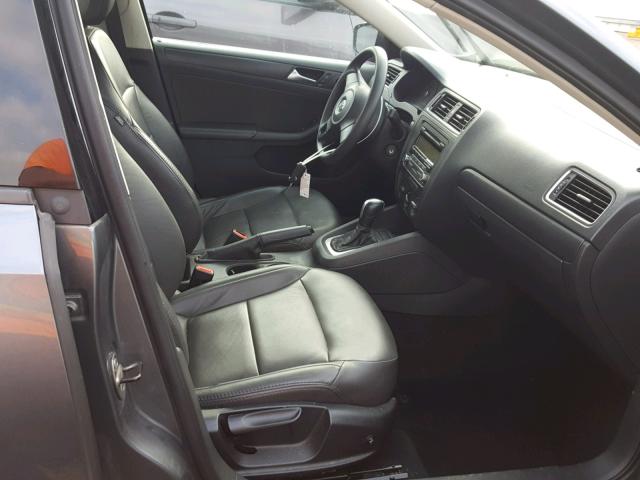 3VW2K7AJ2BM366526 - 2011 VOLKSWAGEN JETTA BASE GRAY photo 5