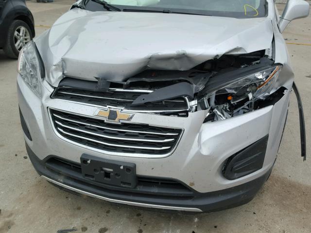 3GNCJLSBXGL261649 - 2016 CHEVROLET TRAX 1LT SILVER photo 9