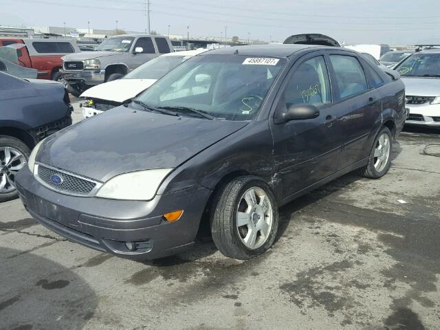 1FAHP34N76W127538 - 2006 FORD FOCUS ZX4 GRAY photo 2