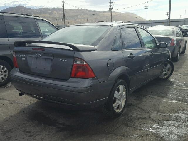 1FAHP34N76W127538 - 2006 FORD FOCUS ZX4 GRAY photo 4